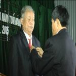 Đồng chí Lê Minh Giang – PBT Thường trực huyện ủy trao huy hiệu cho các đảng viên.